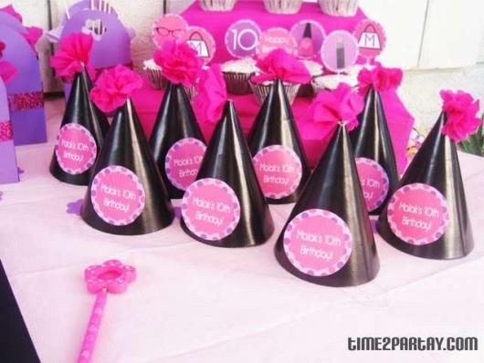 Chapeuzinho de festa em preto e rosa.
