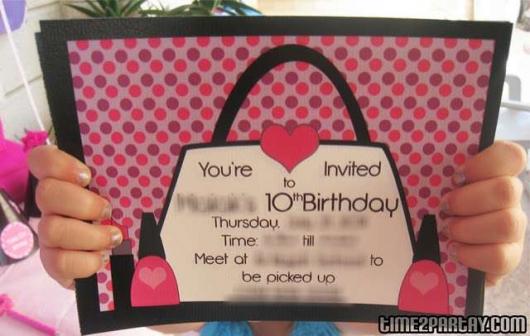 Convite com desenho de bolsa.