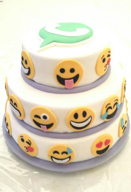 Bolo branco com emoticons.
