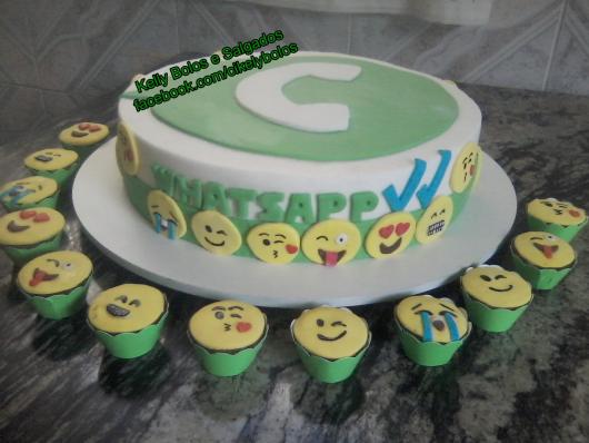 Bolo whatsapp em verde e branco.