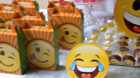 Caixinhas com estampa de emoticons.