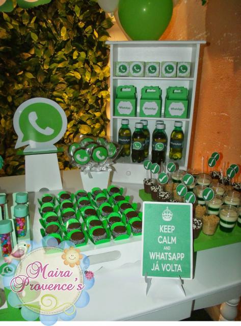 Comidas e docinhos em embalagens verdes.