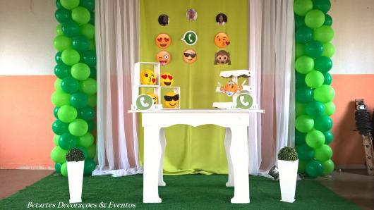 Decoração com emoticons e símbolo do whatsapp.