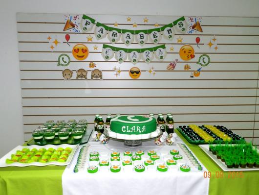Festa whatsapp decorada em branco, verde e amarelo.