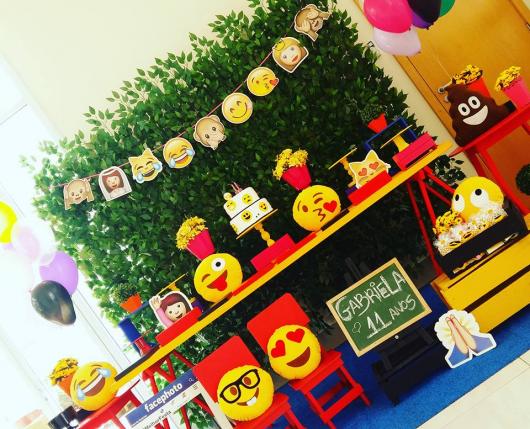 Mesa decorada com emoticons