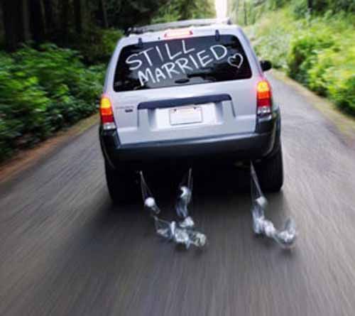 Casso com a frase "ainda casados" escrita no vidro traseiro.