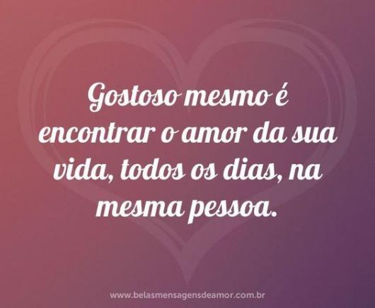 Mensagem romântica com fundo rosa e coração branco.