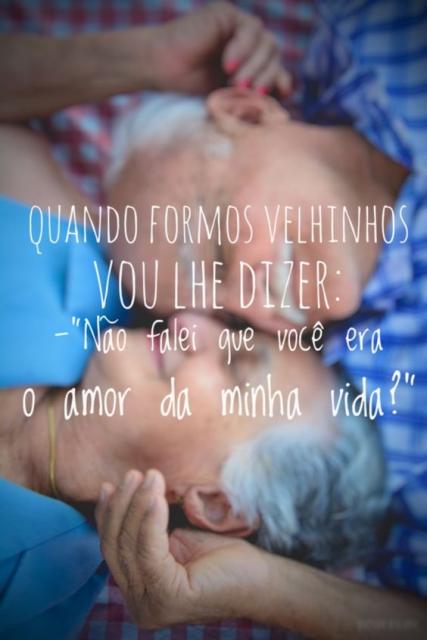 Mensagem romântica com foto de um casal idoso.