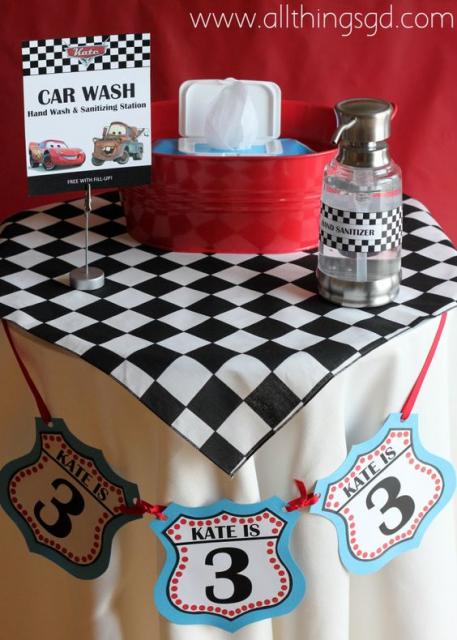 Mesa decorada com lenços umedecidos e álcool gel.