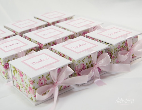 caixinhas de tecido florido com um lacinho rosa ao redor