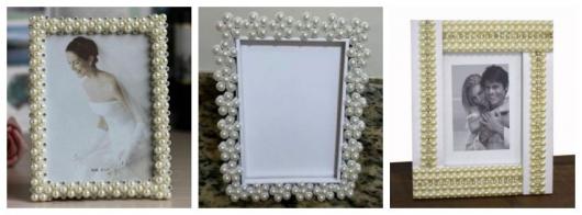 Montagem com três modelos de porta-retratos com pérolas.