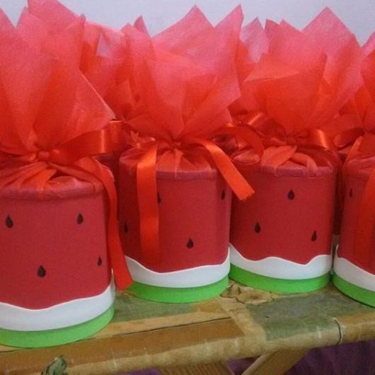 Lata de leite enfeitada com feltro vermelho e EVA imitando um pedaço de melancia.