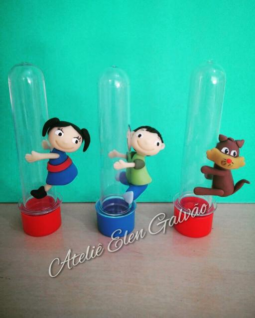 Tubetes com bonecos dos personagens feitos de biscuit.
