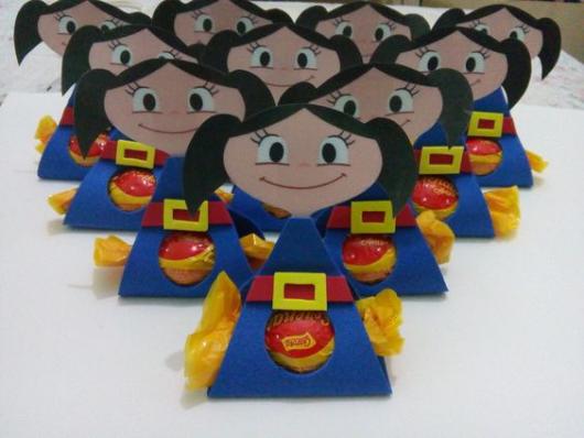 Lembrancinha Show da Luna com EVA formando um porta bombom