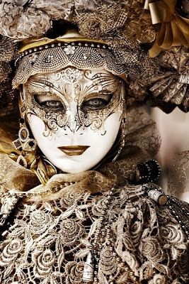 máscara de Veneza branca e dourada