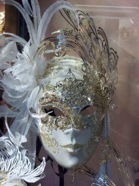 máscara de Veneza branca com pena e brilhos