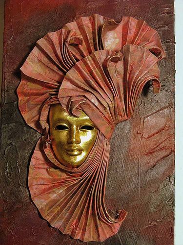 máscara de Veneza dourada com pano rosé ao redor