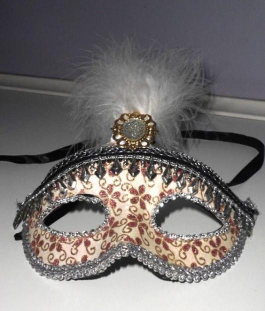 máscara de Veneza só para olhos com pena em cima