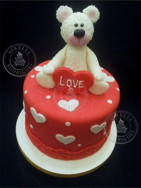 mini bolo dia dos namorados com ursinho de pelúcia no topo