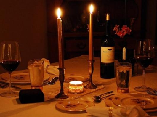 mesa à luz de velas com vinho
