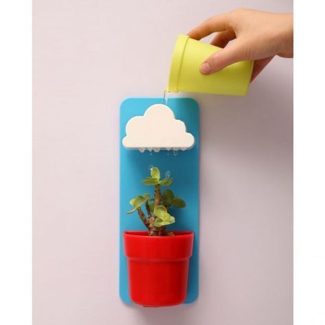 Vasinho com nuvem em cima que recebe água e rega a planta.