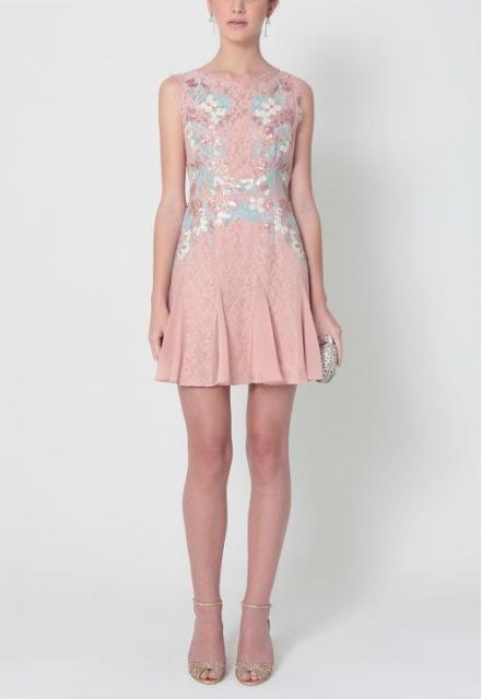vestido de formatura rosa claro curto com renda e detalhes em azul