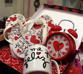 kit de caneca, chinelo e relógio de presentes