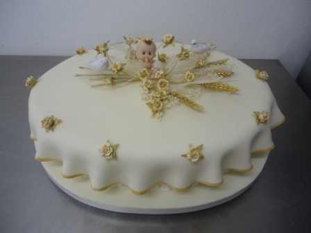 Bolo de batizado feminino com detalhes delicados dourados