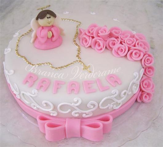 Bolo de batizado feminino rosa e branco com rosinhas, anjinho e terço