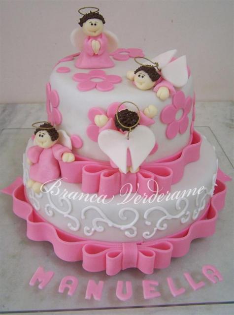 Bolo de batizado feminino rosa e branco com flores e laços