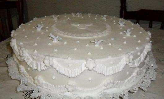 Bolo de batizado feminino branco simples