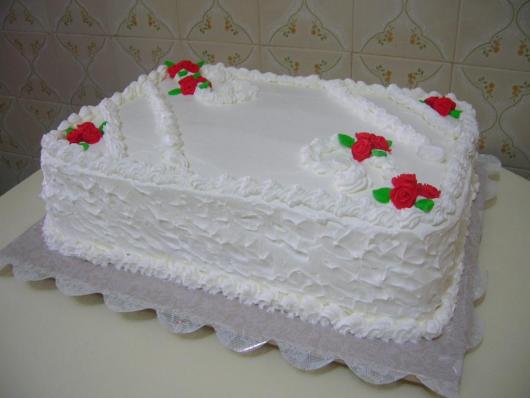 Bolo de batizado feminino branco com rosas vermelhas