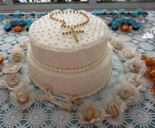 Bolo de batizado feminino com terço dourado e pérolas