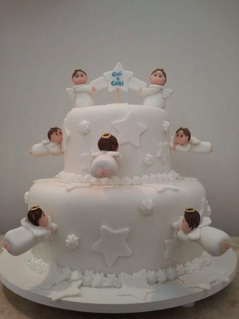 Bolo de batizado feminino com anjinhos de pasta americana