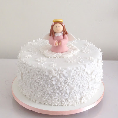 Bolo de batizado feminino com anjinho rosa
