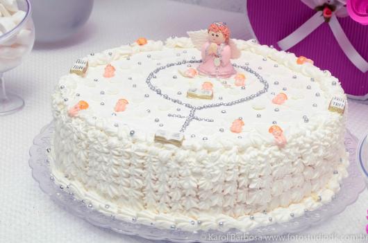 Bolo de batizado feminino decorado com glace e anjinho de biscuit
