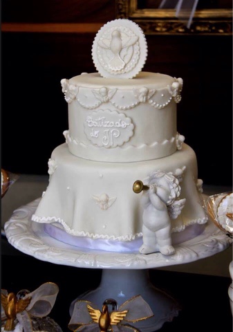 bolo de pasta americana, imitando um tecido, com aplicações de anjinhos e uma pombinha encima