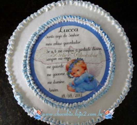 bolo branco com oração em papel de arroz e um desenho de anjinho