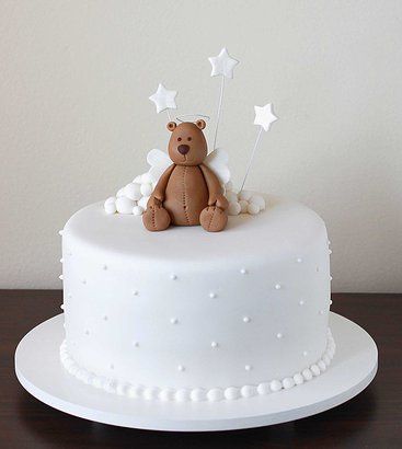 bolo de batizado branco com um ursinho encima
