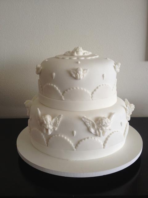 bolo branco de pasta americana, de dois andares e com vários anjinhos