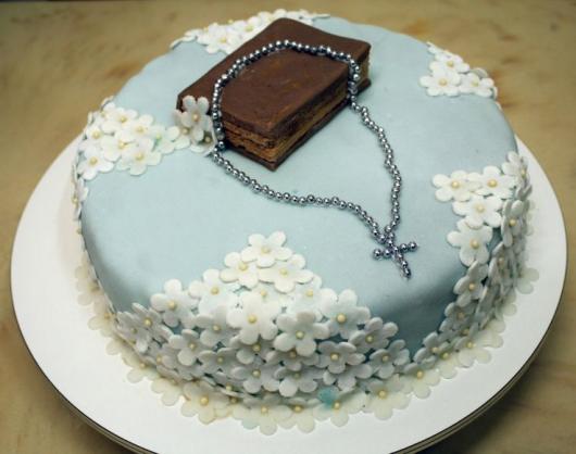 bolo com bíblia, terço e fflores