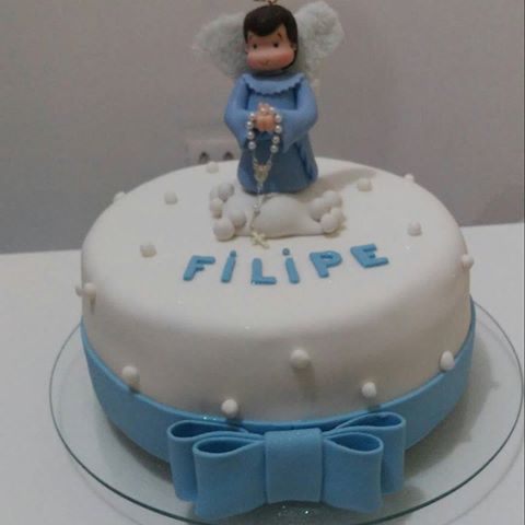 bolo com um anjinho e um grande laço