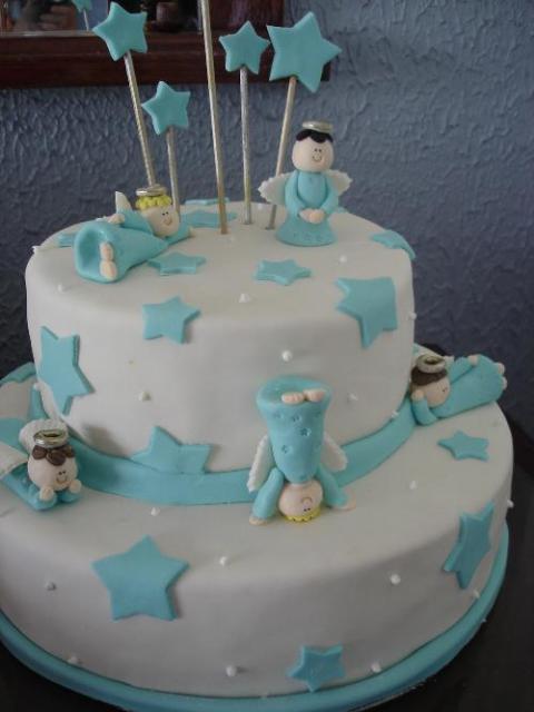 bolo com aninhos de diversas poses e estrelas