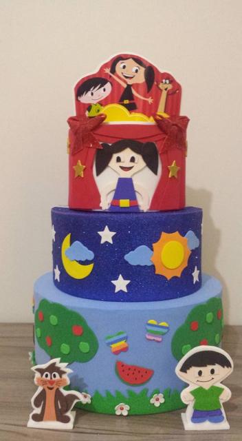 Bolo fake show da luna com topo vermelho
