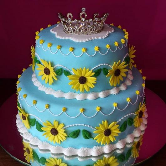 bolo de pasta americana do Frozen Fever com cora de princesa