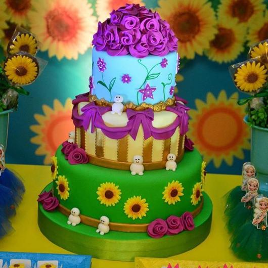 bolo com detalhes em roxo do Frozen Fever