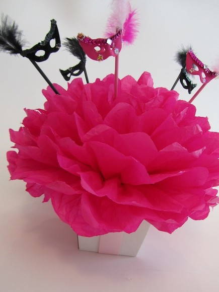Decoração com papel crepom centro de mesa flor rosa pink