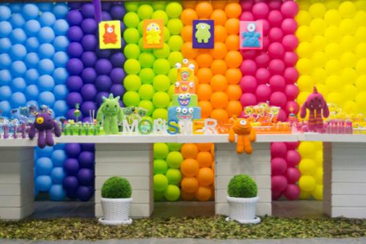 parede de balões coloridos