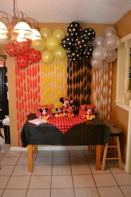 cortina de balões com papel crepom