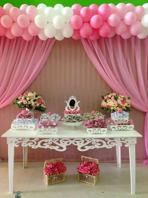 clusters de balões na parede rosa e branco